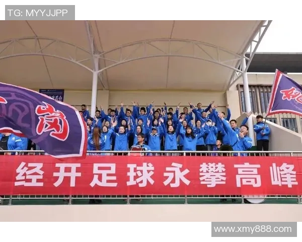 当足球场上的球童邂逅巨星那一刻温情与梦想的交汇